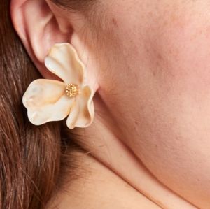 NWT Flower Stud Earrings